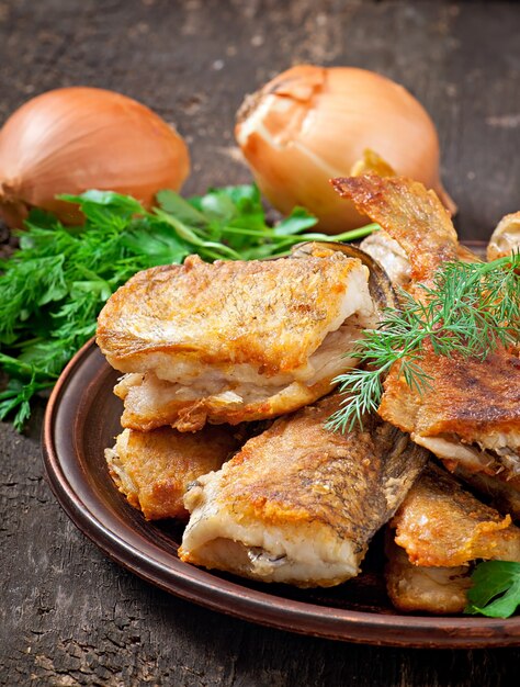 Plat de poisson - poisson frit et herbes