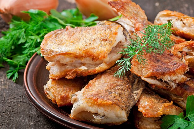 Plat de poisson - poisson frit et herbes