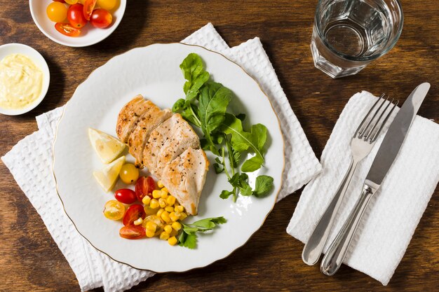 Plat de poitrine de poulet avec assortiment de légumes