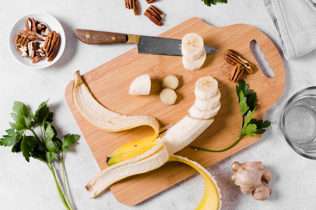 Plat pose de banane sur planche à découper avec gingembre