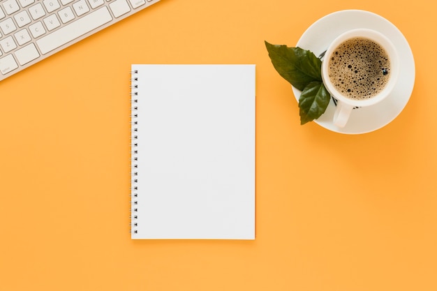 Photo gratuite plat pose de tasse à café et cahier