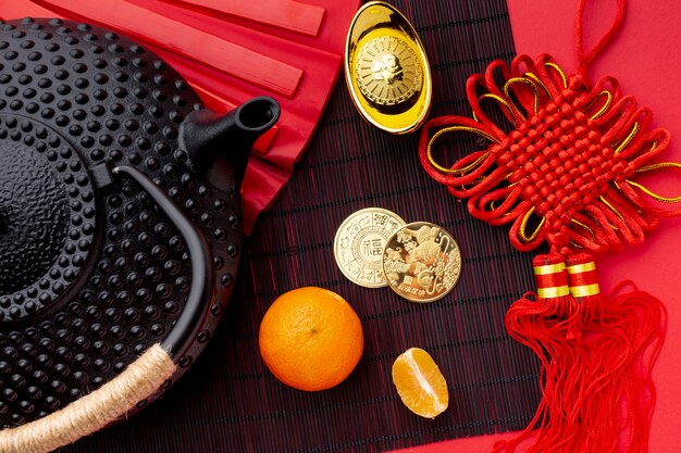 Plat pose de théière et de pièces d'or nouvel an chinois