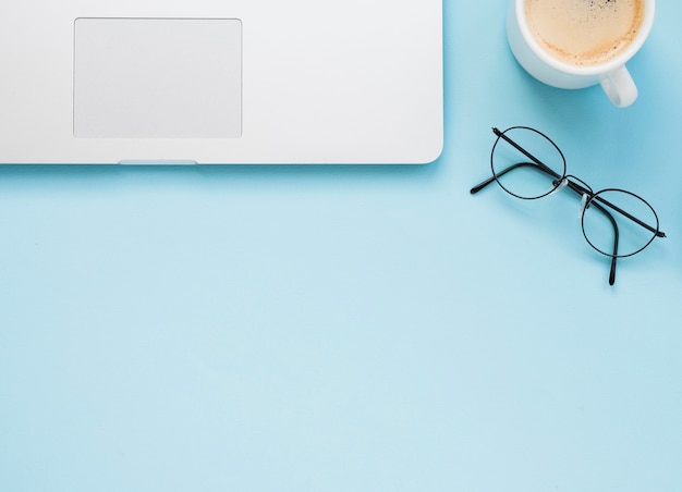 Photo gratuite plat poser de bureau propre avec fond bleu