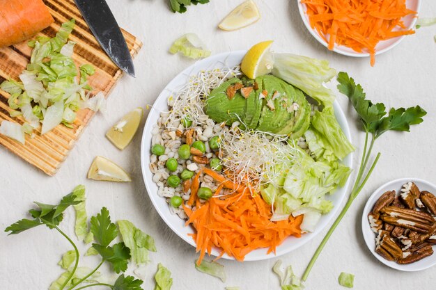 Plat poser de crudités sur plaque