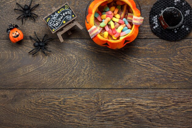 Plat poser de décoration accessoire concept de fond de festival happy halloween. mélanger l'objet de la variété sur le bureau moderne en bois brun rustique à la maison. articles nécessaires pour l'ornement de la saison.