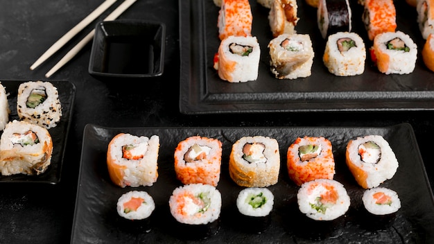 Photo gratuite plat poser délicieux sushi et sauce
