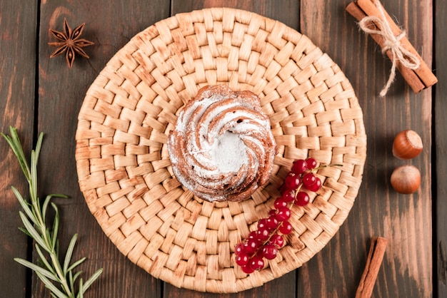 Plat poser de dessert avec groseilles et cannelle