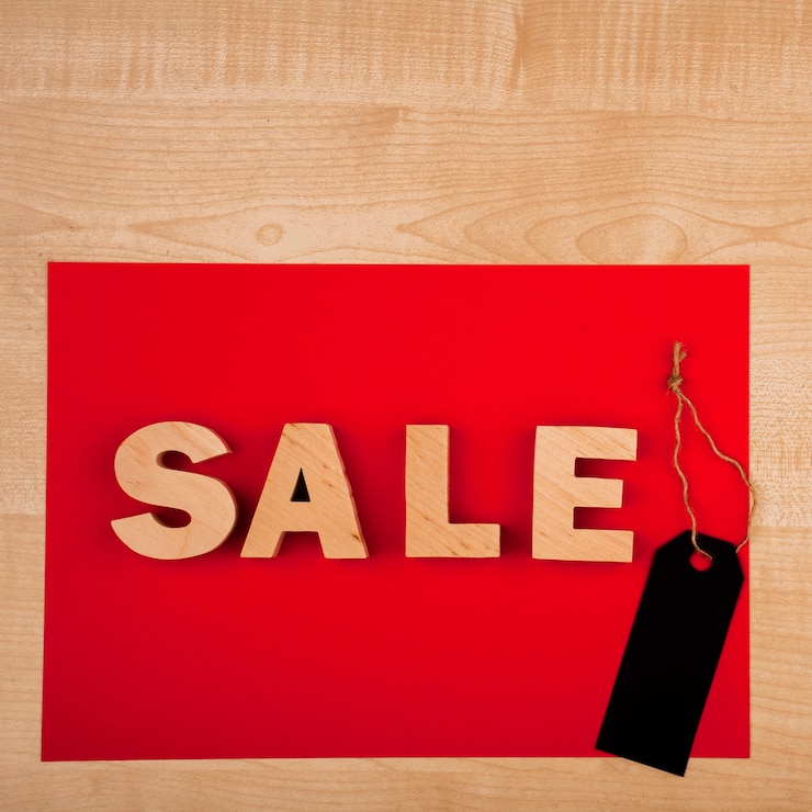 Photo gratuit plat poser du mot vente sur table en bois
