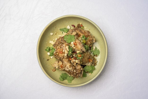 Plat de poulet frit dans une assiette verte sur un tableau blanc