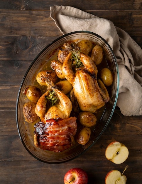 Photo gratuite plat de poulet et pommes de terre à plat