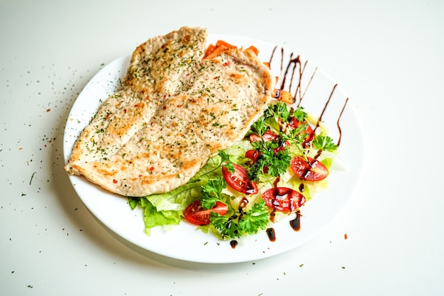 Photo gratuite plat de poulet sur une table de restaurant