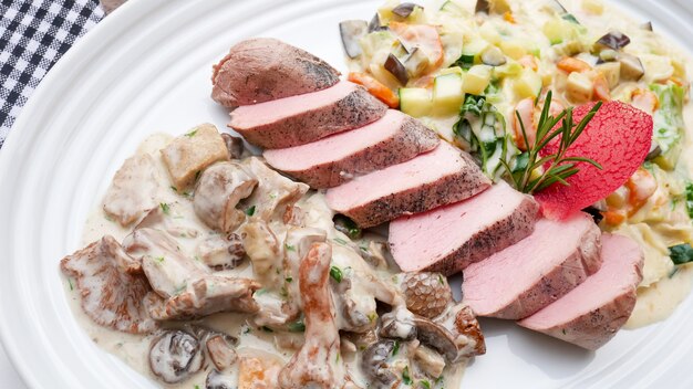 Plat de poulet sur une table de restaurant