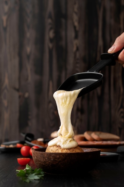 Photo gratuite plat à raclette avec assortiment de plats délicieux