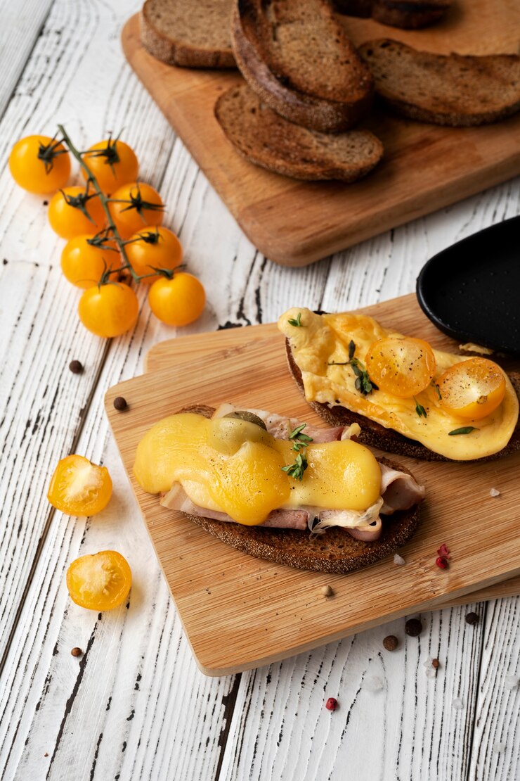 Photo gratuit plat à raclette avec assortiment de plats délicieux