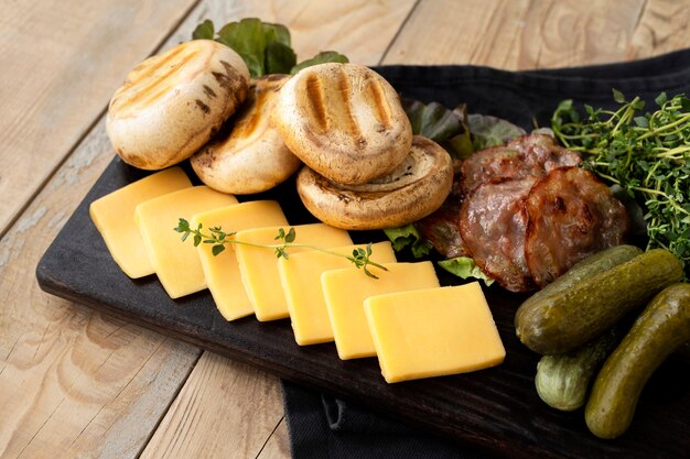 Plat à raclette à base de fromage et assortiment de mets délicieux