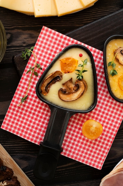 Photo gratuite plat à raclette avec un délicieux assortiment de plats