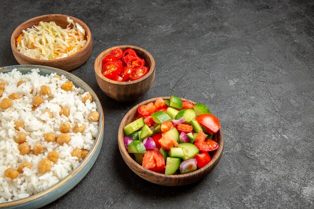 Plat de riz fait maison et salade saine