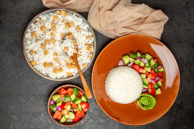 Plat de riz végétalien sain avec des légumes