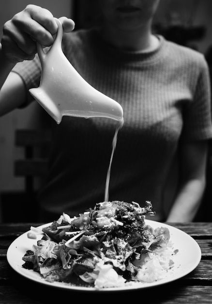 Plat à Salade Avec Vinaigrette