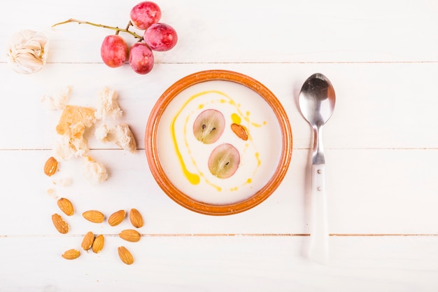 Photo gratuite plat de soupe crème sur la table de la cuisine