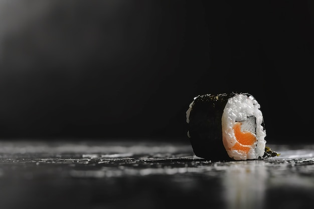 Photo gratuite un plat de sushi aux fruits de mer avec des détails et un simple fond noir