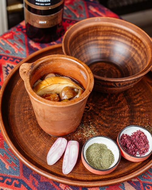 Photo gratuite plat traditionnel azerbaïdjanais piti cuit dans un pot en argile