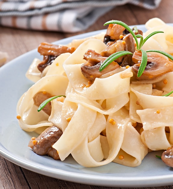 Plat végétarien aux tagliatelles et champignons