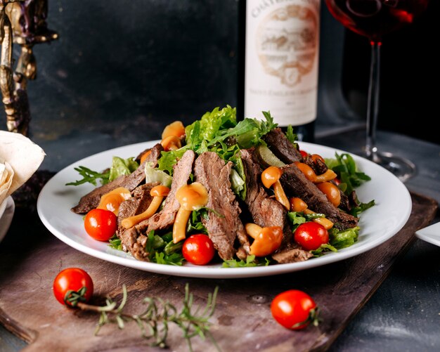 Plat de viande d'angle avant viande tranchée délicieuse avec des légumes sur le bureau brun et le sol sombre