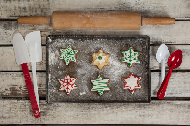 Plateau avec des biscuits de Noël fraîchement cuits au four