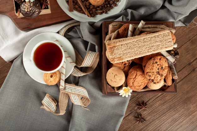 Plateau de biscuits et une tasse de thé. Vue de dessus