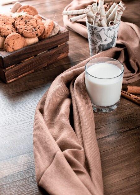 Plateau à biscuits avec un verre de lait