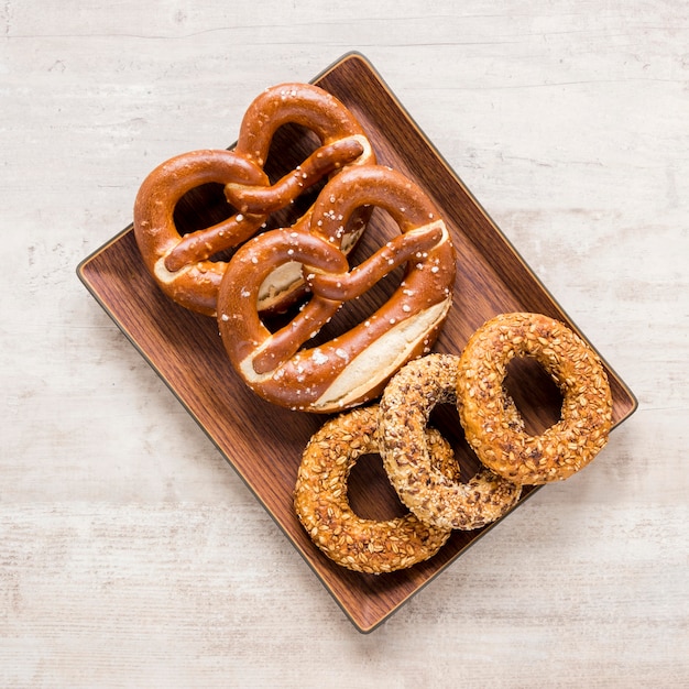 Photo gratuite plateau en bois avec pâtisserie delicase