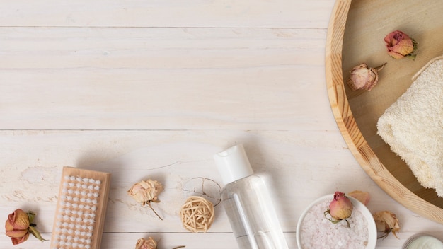Plateau en bois avec produits cosmétiques