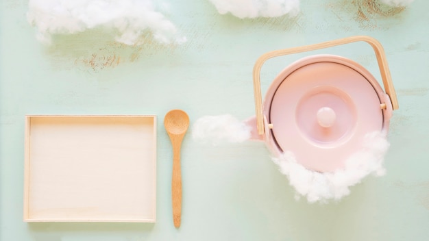 Plateau et conteneur avec nuage sur la table