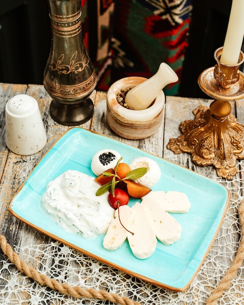 Photo gratuite plateau de fromages au yaourt et aux herbes et prune