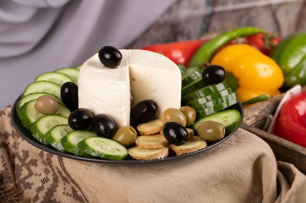 Plateau de fromages blancs au concombre et olives