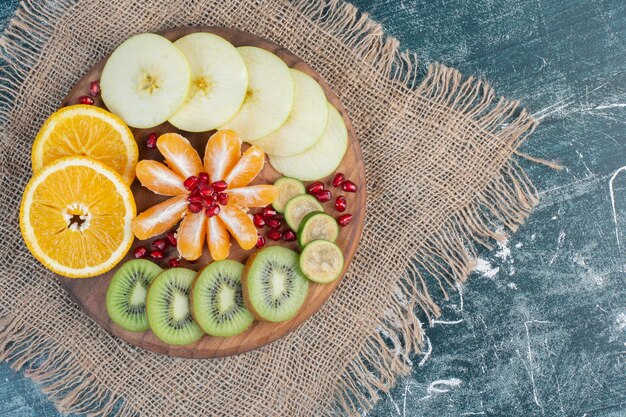 Plateau de fruits avec des fruits de saison hachés et tranchés.