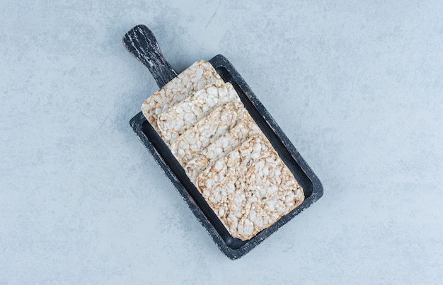 Un plateau de galettes de riz soufflé sur marbre.