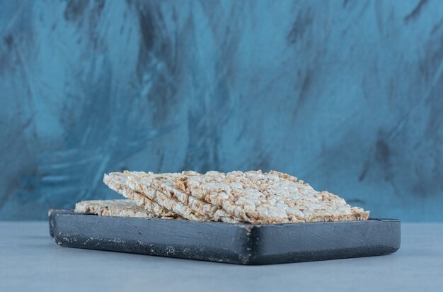 Un plateau de galettes de riz soufflé sur marbre.