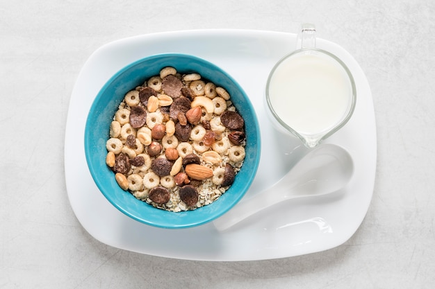 Photo gratuite plateau avec lait et céréales