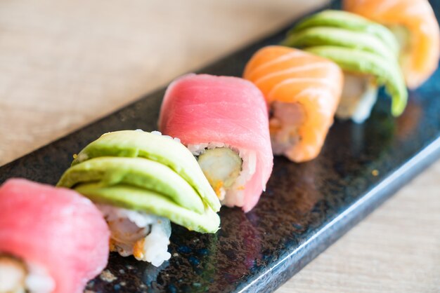 plateau en marbre avec des rouleaux de sushi