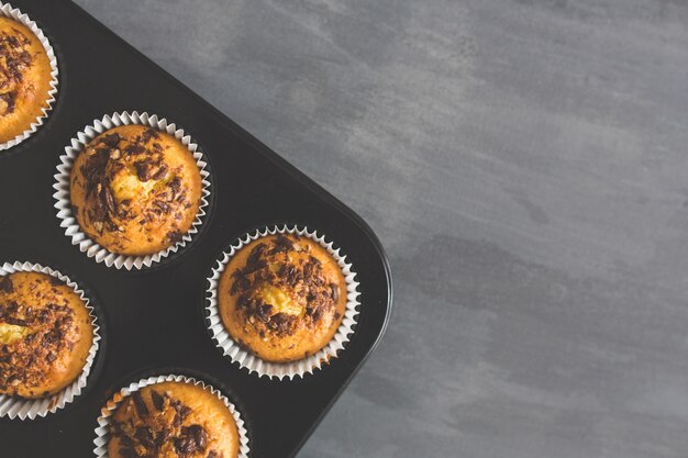 Plateau avec des muffins et du chocolat