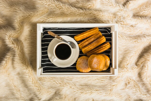 Photo gratuite plateau avec de la pâtisserie et du café