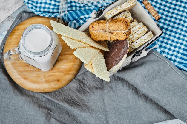 Plateau de pâtisserie avec un pot de lait de côté.