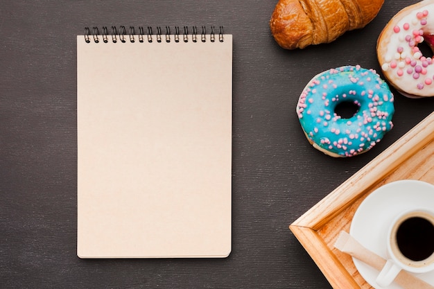 Plateau avec petit déjeuner et carnet