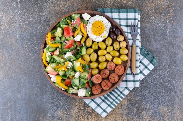 Plateau de petit-déjeuner avec œufs au plat et salade de légumes