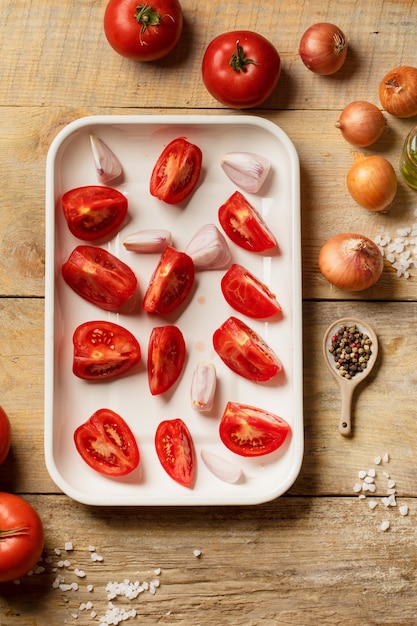 Photo gratuite plateau plat avec tomates et oignons