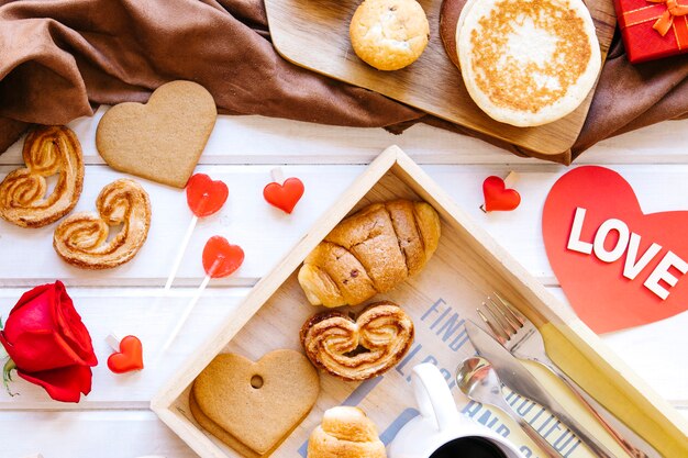 Photo gratuite plateau de rangement avec petit-déjeuner