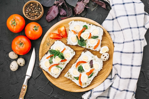 Plateau avec tartines et tissu à carreaux