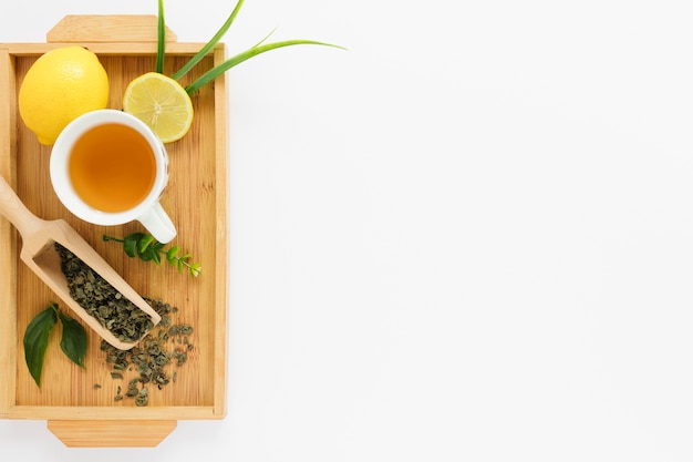 Photo gratuite plateau avec tasse à thé et espace de copie